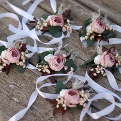 Květinový náramek na ruku...